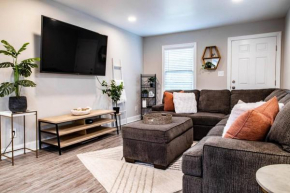 Tucked Away Bungalow Near Airport!